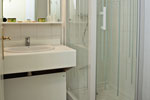 Salle de bains chambre standart de l'hôtel Athéna
